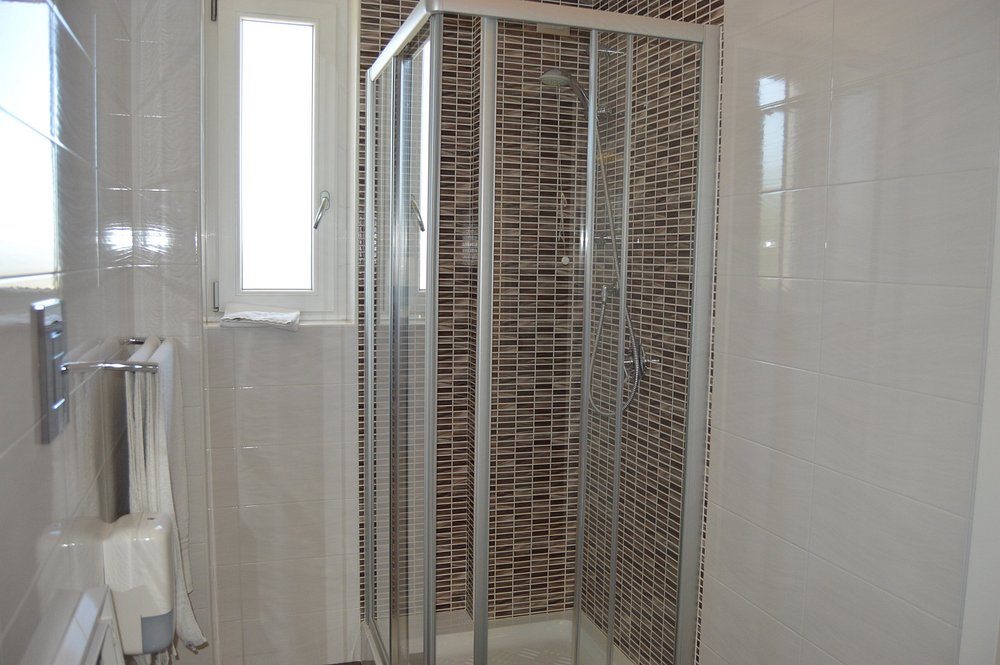 Bagno privato con doccia in una camera de La Maison de Mary