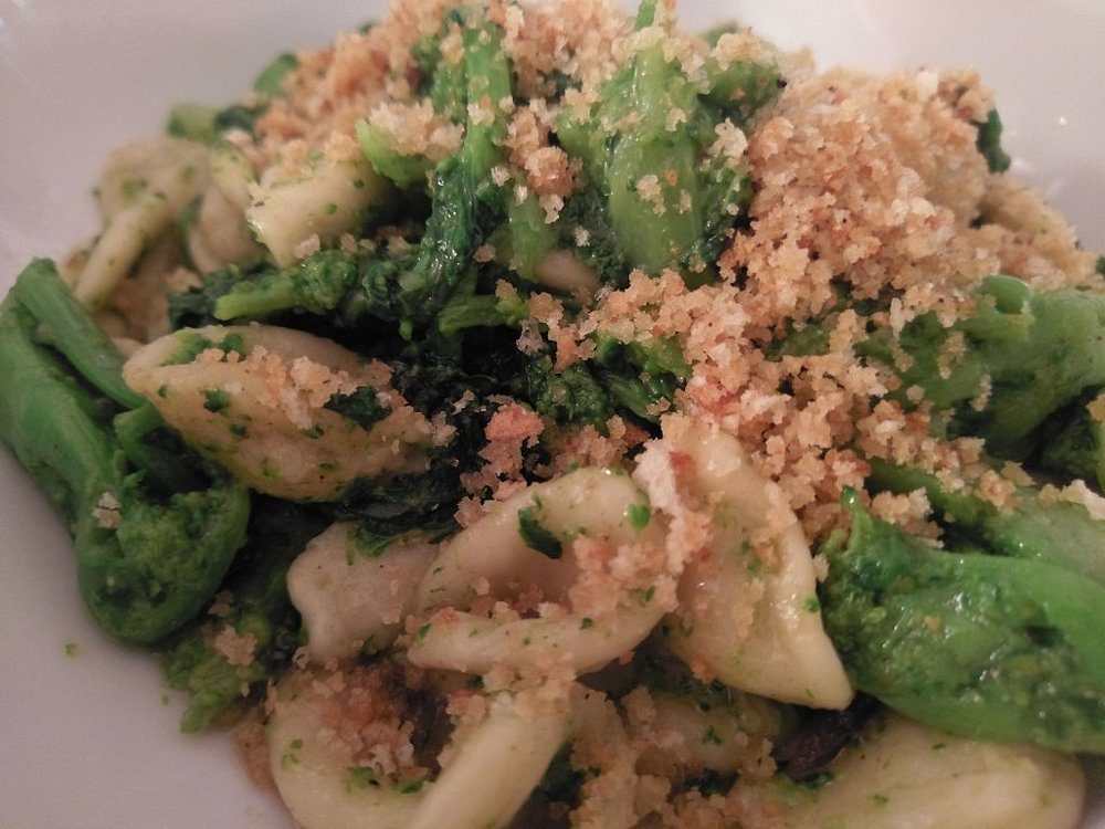 Orecchiette con cime di rapa, piatto tipico pugliese servito al ristorante